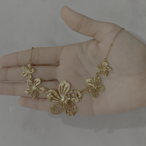 collar de flores
